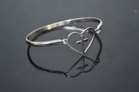 Pulsera acero rigida corazon con cruz (1).jpg